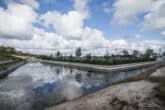 Waterkering van damwand beton bij sportcomplex De Zilk in Noordwijkerhout met Bosch Beton keerwanden