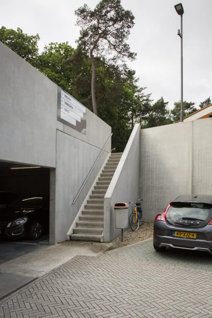 Bosch Beton - Keerwanden als grondkering bij de parkeergarage van KNVB Campus in Zeist