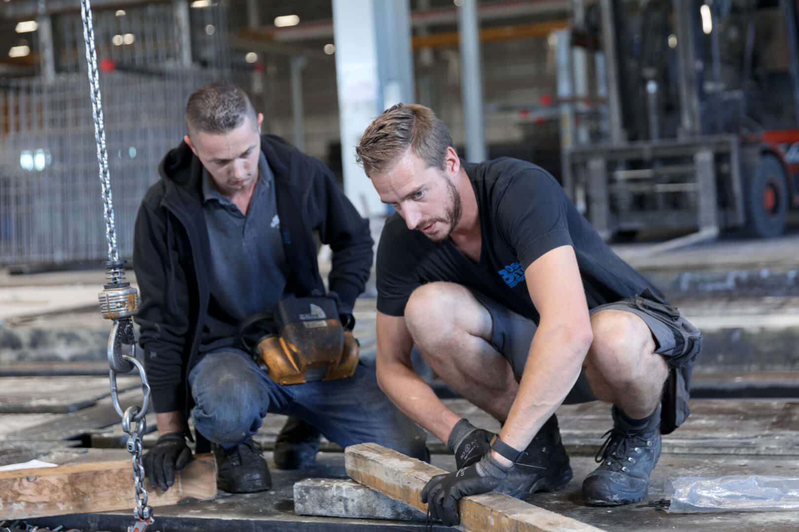 Vakmannen aan het werk in de duurzame fabriek van Bosch Beton