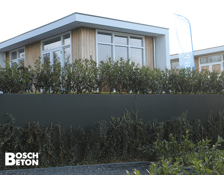 Bosch Beton - Niveauverschil in tuin met donkere keerwanden en klimplanten
