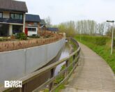 Bosch Beton - Keerwanden langs het water bij tuinen van woningen
