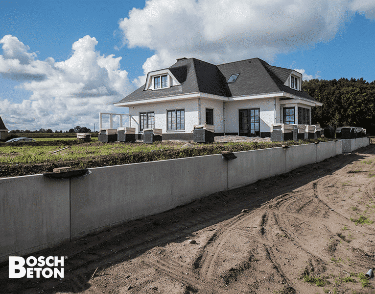 Bosch Beton - Keerwanden vangen niveauverschil op in de tuin van deze villa