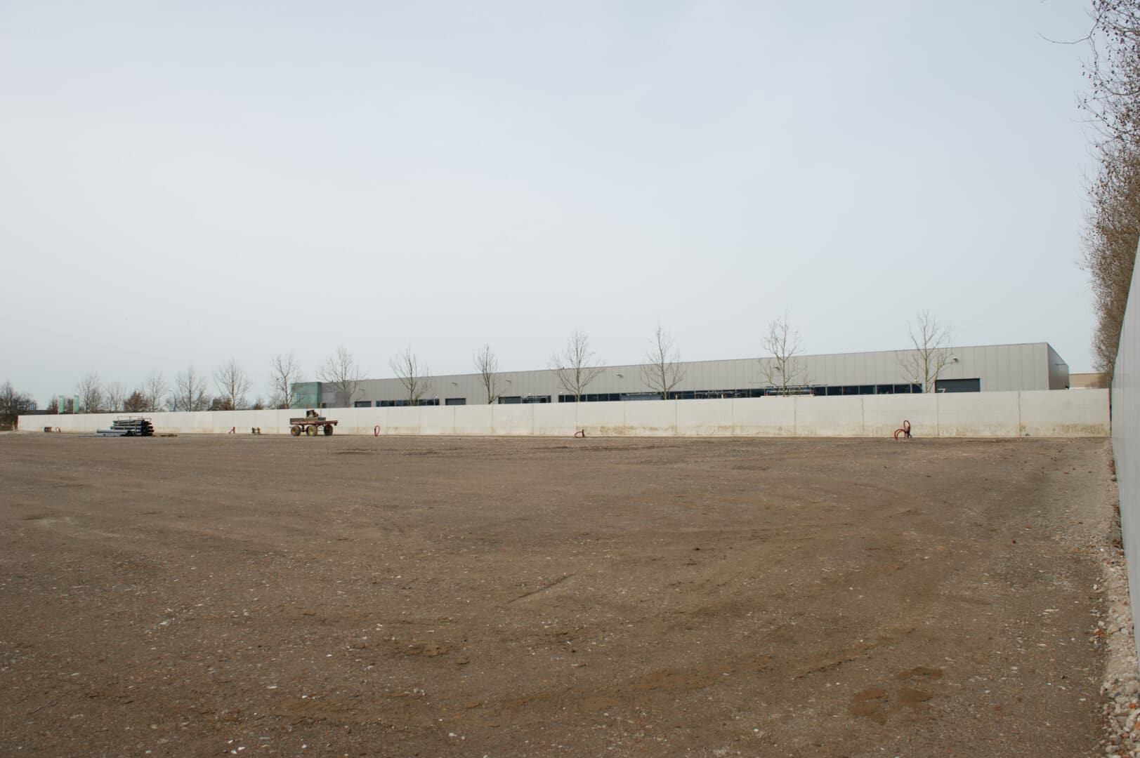 Bosch Beton - Keerwanden als terreinafscheiding bij transportonderneming Mol Cargo in Tiel