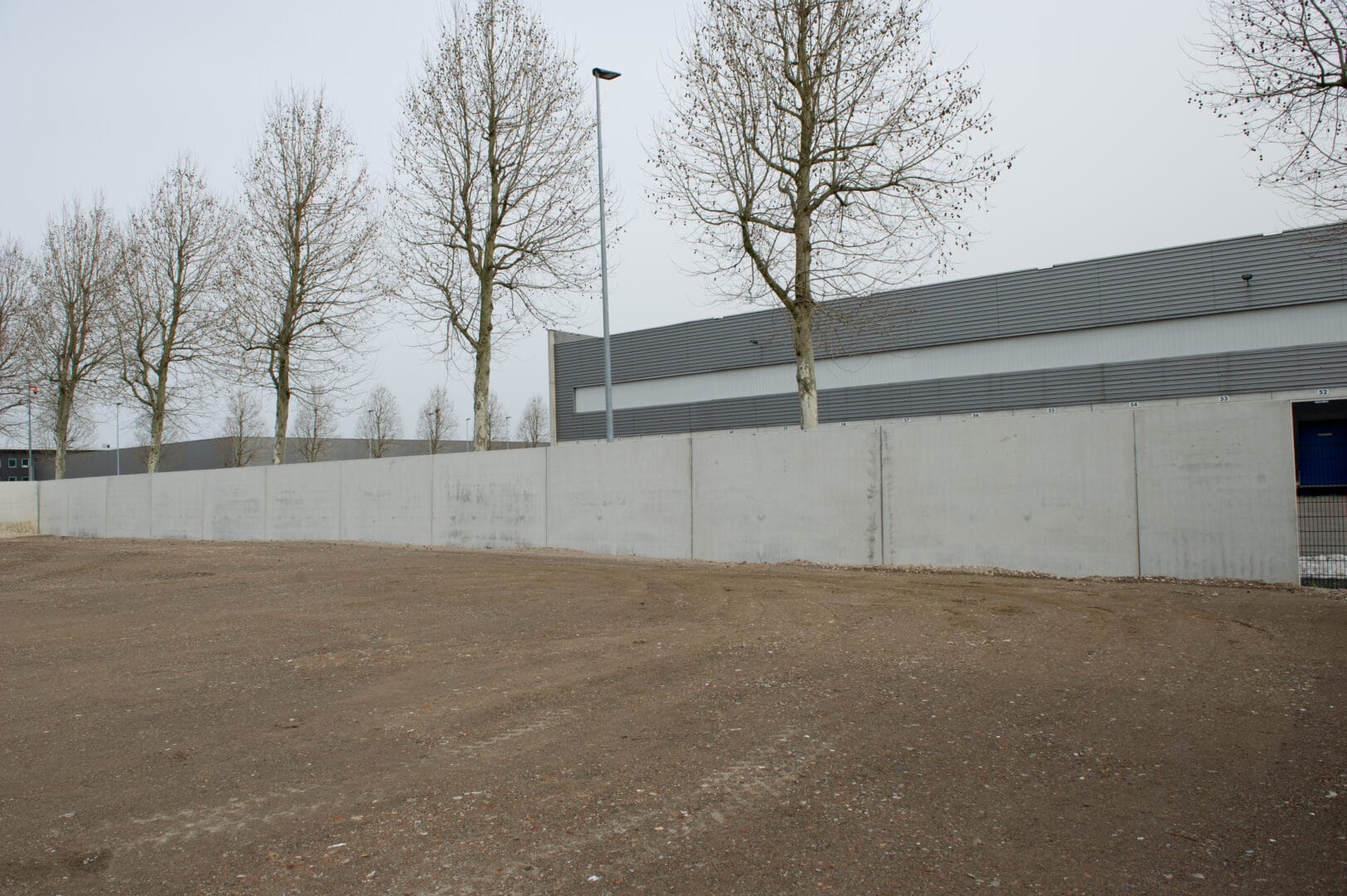 Bosch Beton - Keerwanden als terreinafscheiding bij transportonderneming Mol Cargo in Tiel