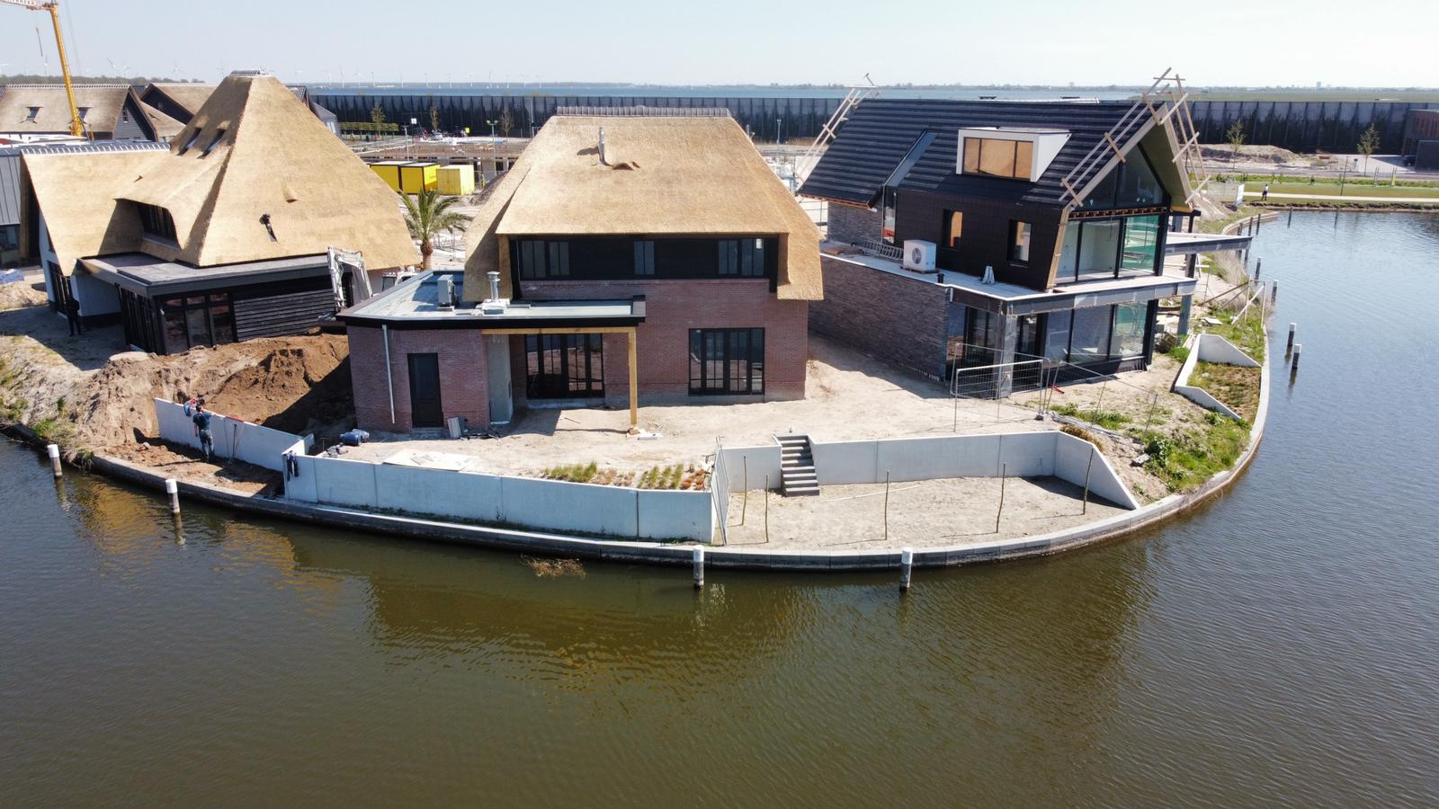 Bosch Beton - Terras en zitkuil met keerwanden aan het water in Blaricum