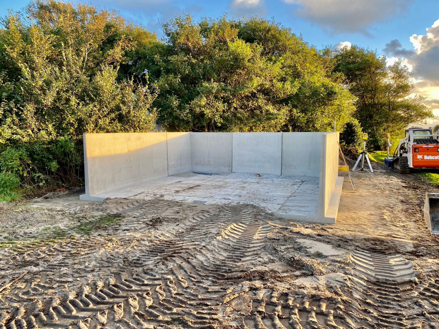 Bosch Beton - Mestopslag betonnen keerwanden bij boer op Texel