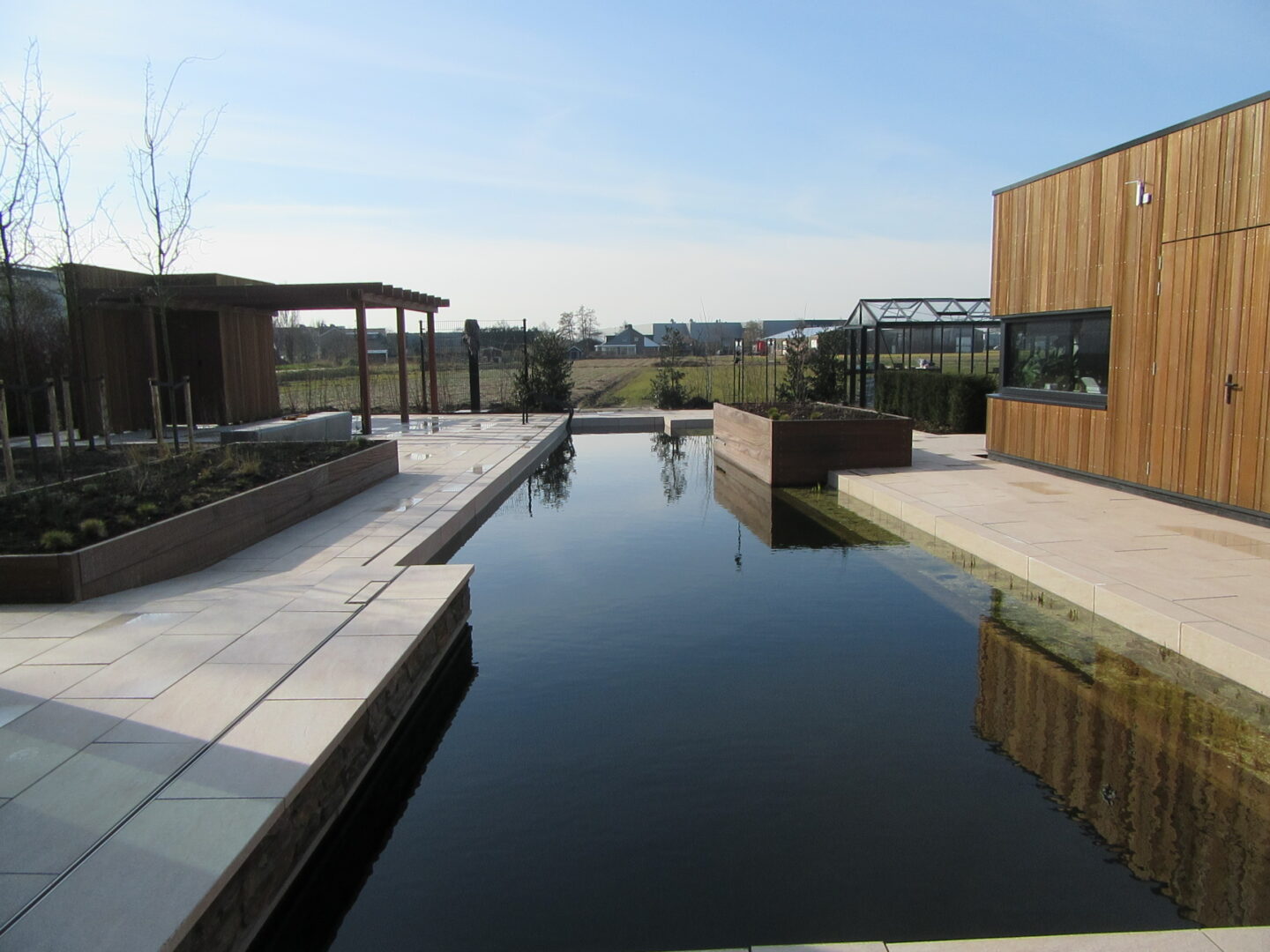 Bosch Beton - Natuurlijke zwemvijver van keerwanden in Noordwijkerhout