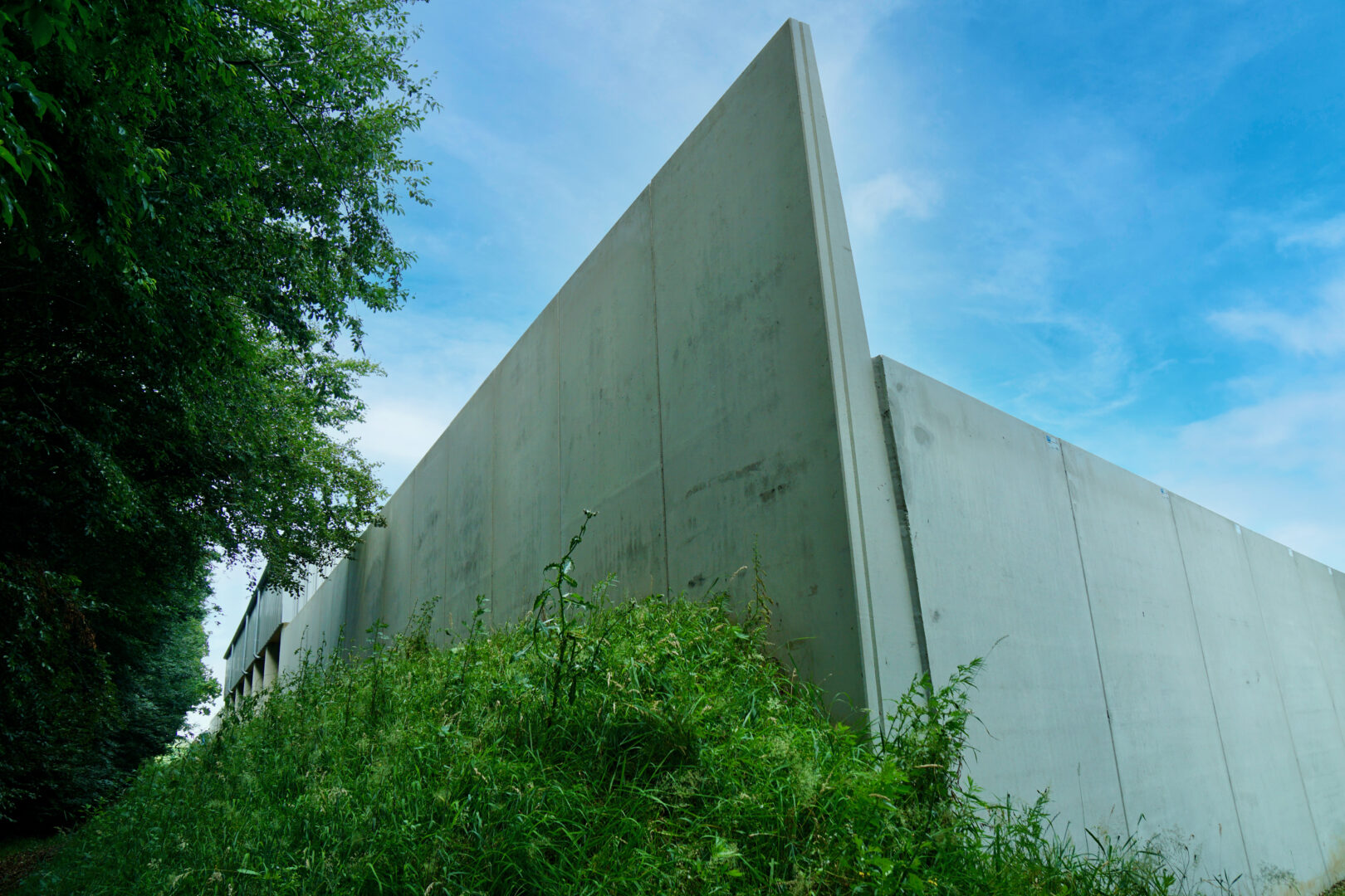 Bosch Beton - Keerwanden als terreinafscheiding en geluidswand bij Containerdienst und Schrotthandel GmbH in Fockbek