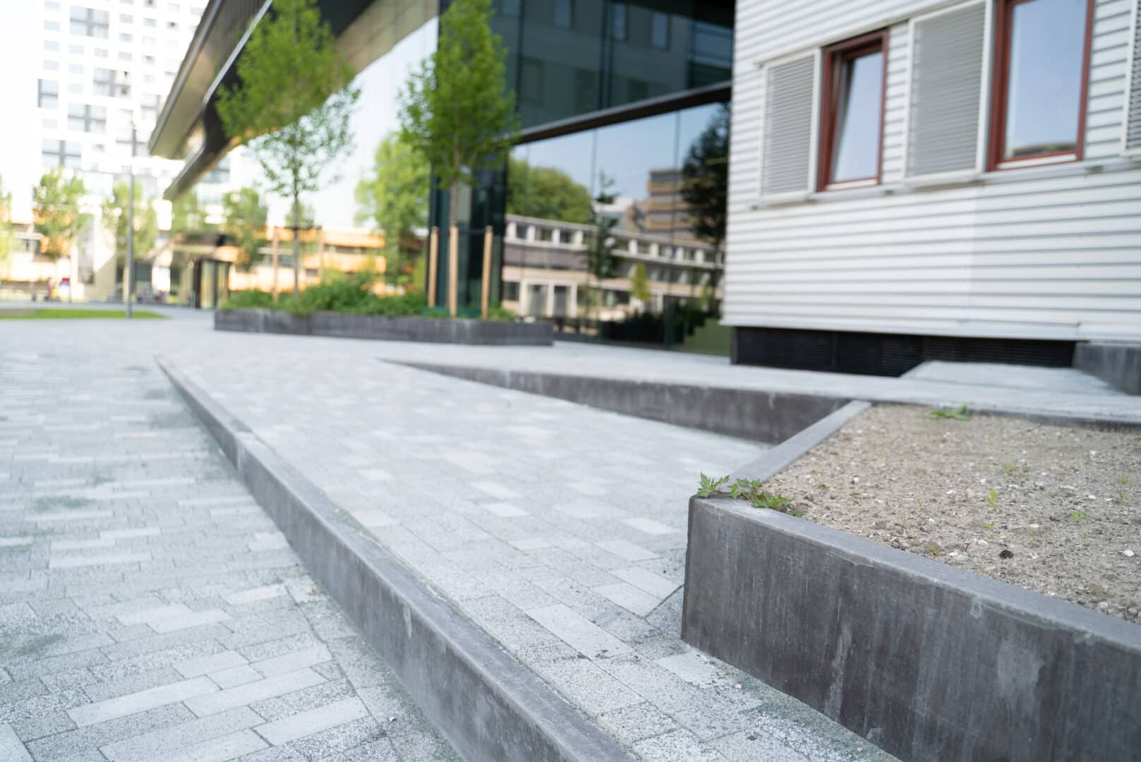 Bosch Beton - Maatwerk antraciet keerwanden bij TU Delft