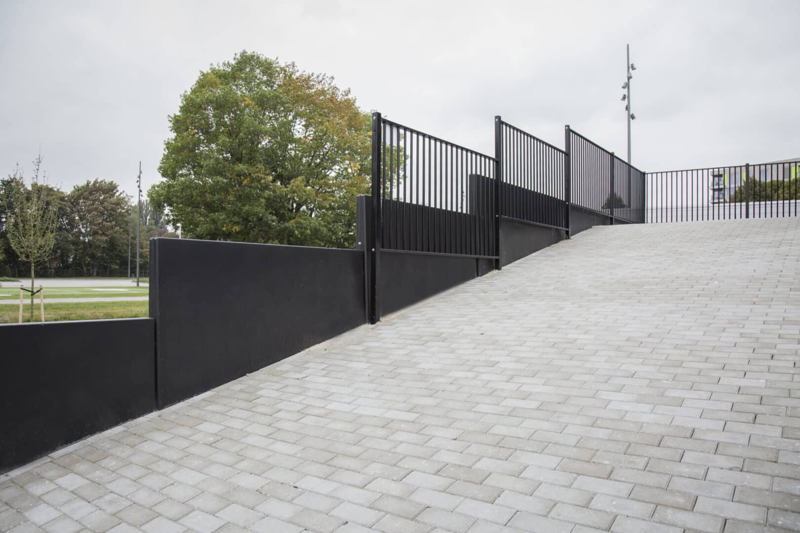 Bosch Beton - Antraciet keerwanden bij SportsCentre FBK Stadion in Hengelo