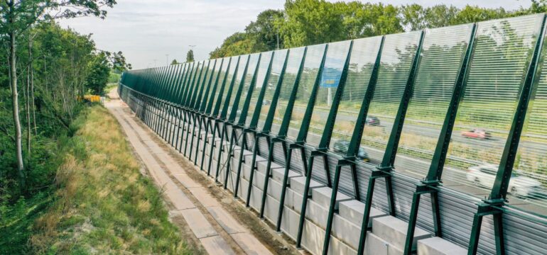 Keerwand beton geluidwand snelweg