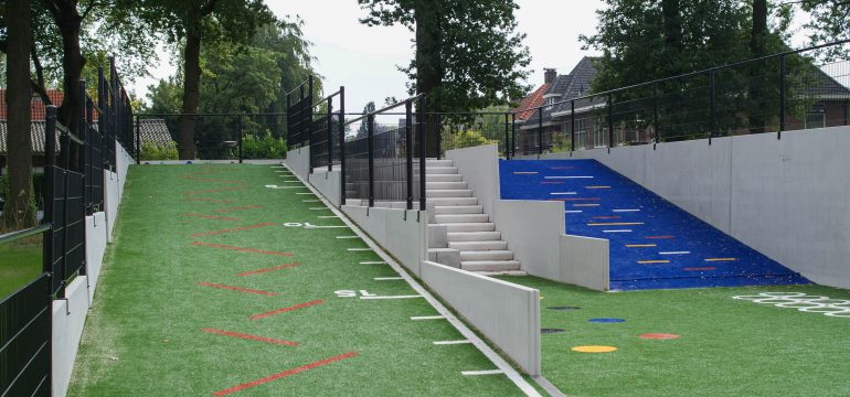 Overzichtsfoto van het multifunctionele beweegpark met keerwanden als basis