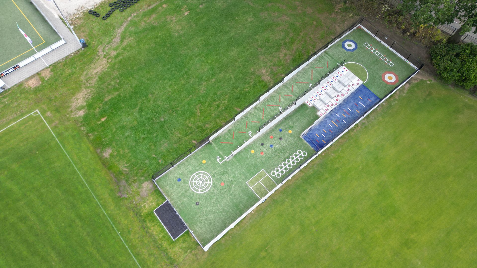 Luchtfoto van het multifunctionele beweegpark met keerwanden als basis