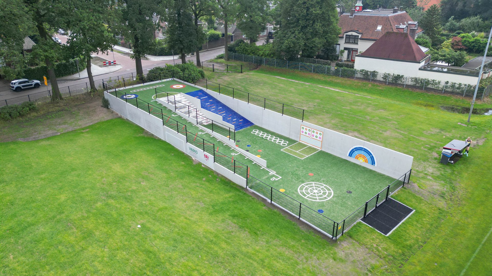 Luchtfoto van het multifunctionele beweegpark met keerwanden als basis