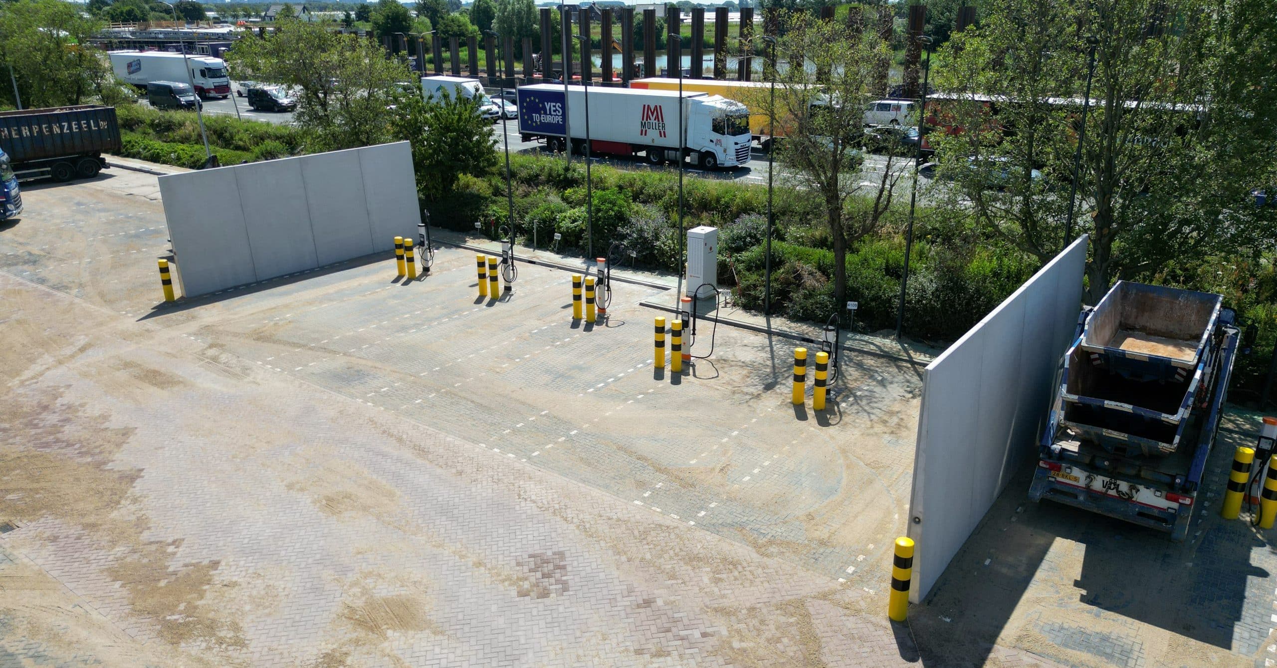 Veilig laadplein voor elektrische vrachtwagens dankzij brandwerende keerwanden